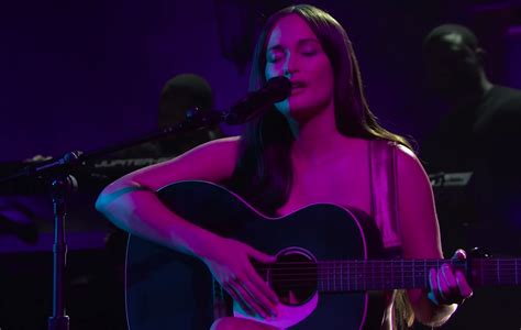 famous topless singer|Kacey Musgraves is the first musician to ever perform fully nude。